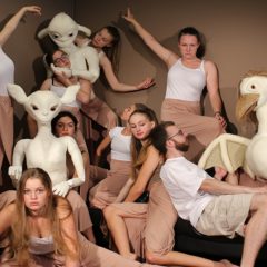 12 Jugendliche der Dido Dance Company tanzen mit lebensgroßen Figuren