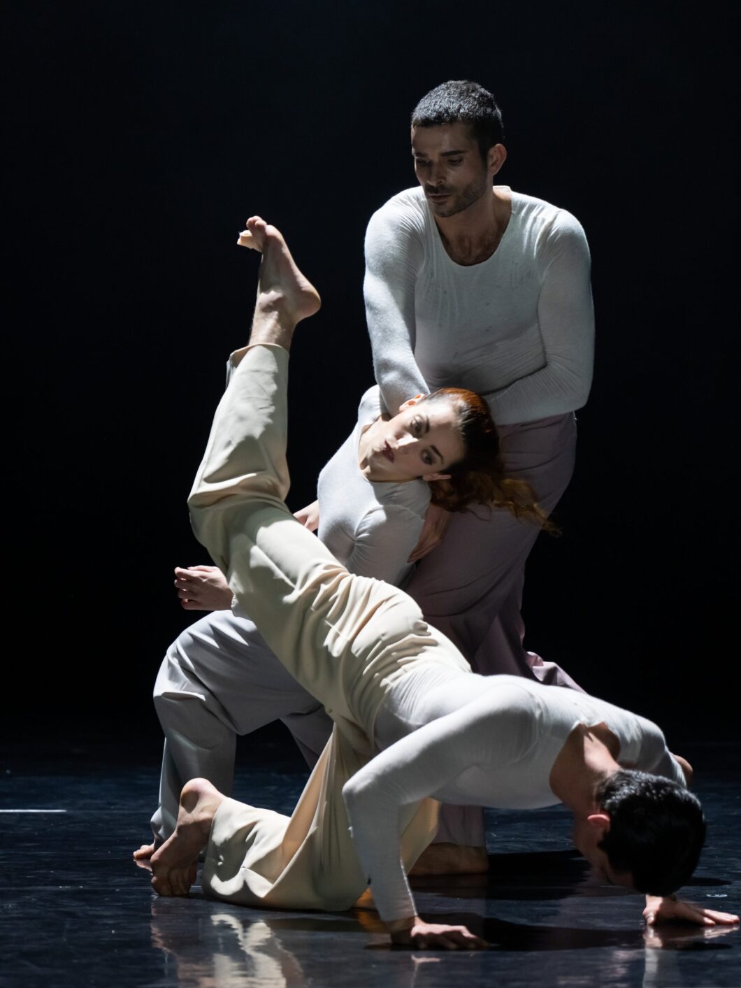 Tanz_Harz Winterreise Tanzabend von Tarek Assam Musik von Franz Schubert Texte von Wilhelm Müller Hinter den Kulissen Musikalische Leitung: MD Johannes Rieger Inszenierung und Choreographie: Tarek Assam Ausstattung: Katharina Andes Solist / -in: Regina Pätzer Videodesign: Lieve Vanderschaeve Tanz: Michele Carnimeo, Daniele Cavuoti, Masami Fukushima, Caterine Cerolini, Ting-En Chiang, Gollwitzer, Alessia Zaccaria, Michele Carnimeo Daniele Cavuoti, Cristian Colatriano, Harrison Rodrigues Gomes dos Santos, Lukas Ziegele Foto: Rolf K. Wegst