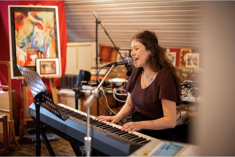 Jana Laschet am Keyboard